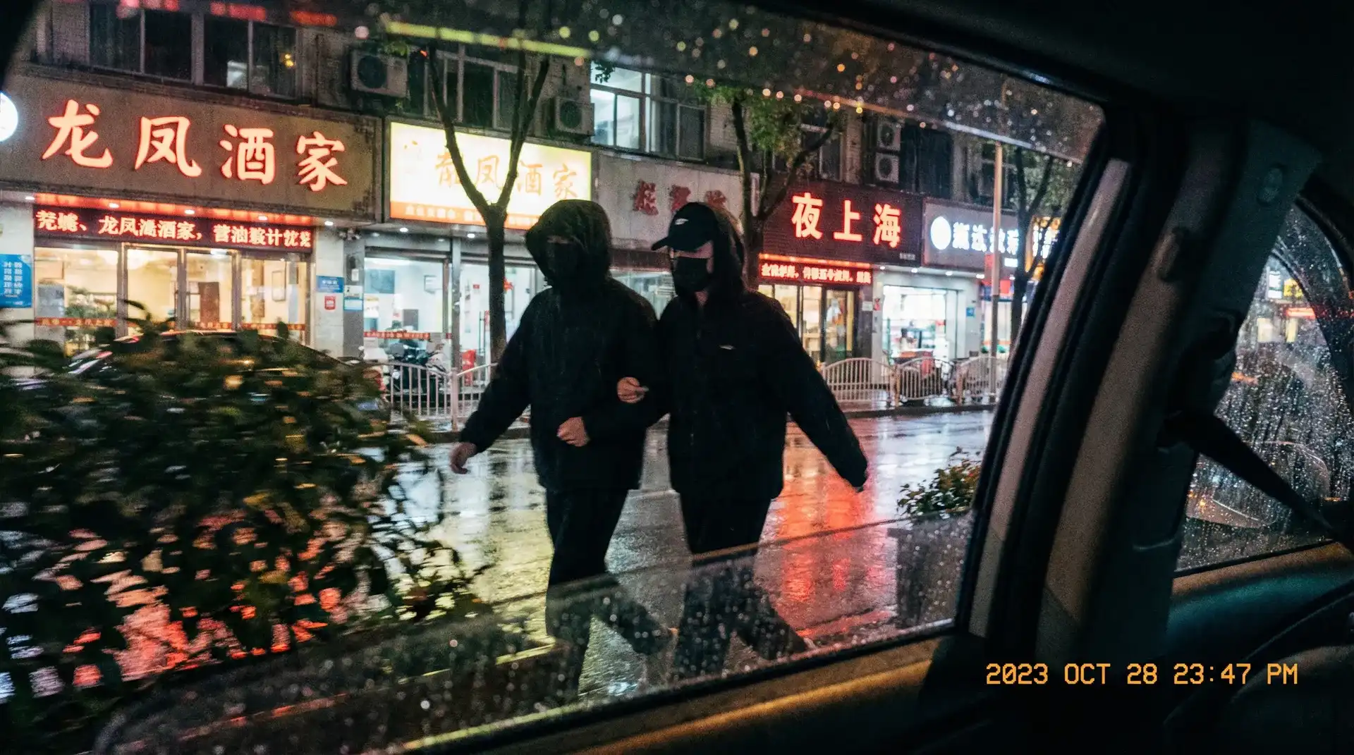 91小视频 - 顶流明星深夜密会现场抓拍照片